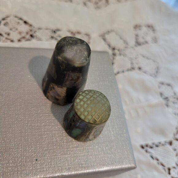 2 Vintage Inlaid Abalone Shell Thimbles MOP Mother Of Pearl sewing crafts MCM - Picture 4 of 9